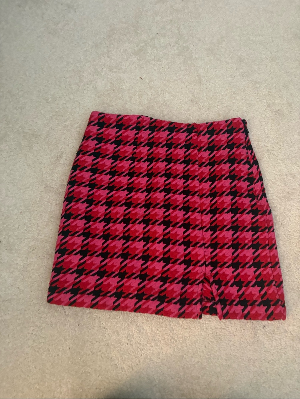 Francesca's Collections Pink and Black Houndstooth Mini Skirt